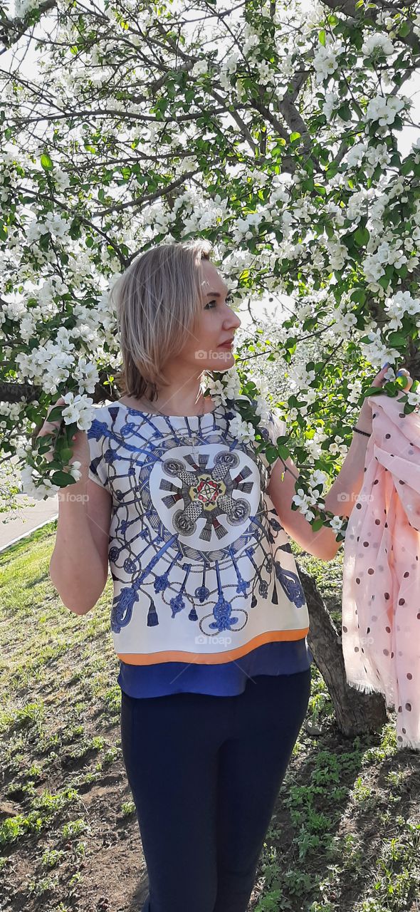 девушка на фоне цветущего дерева