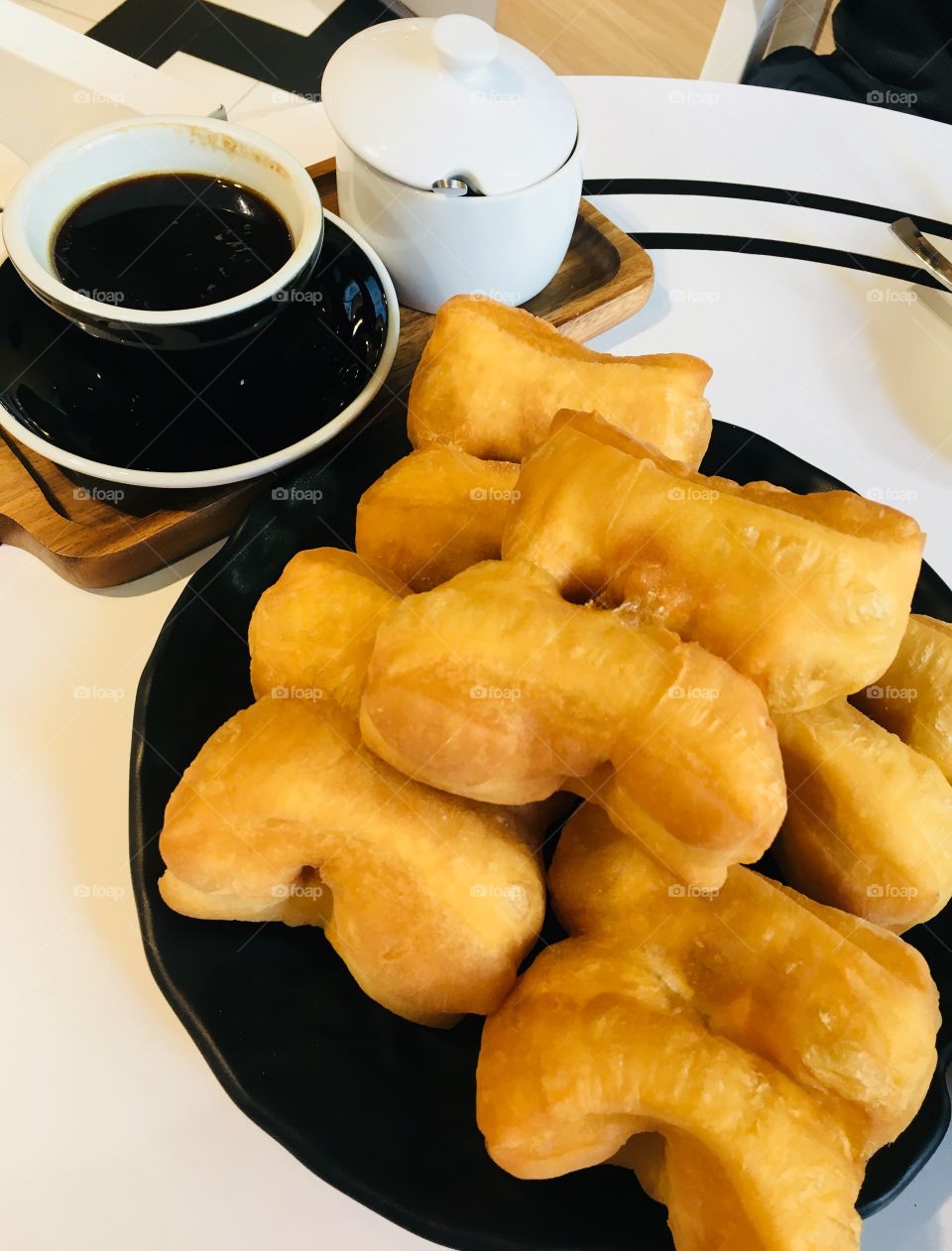 Pa tong go fried bread with coffee