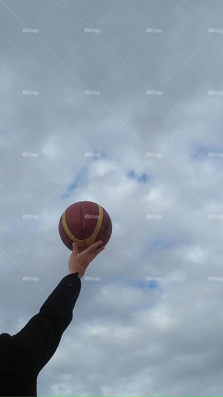  I m holding a basketball high to hug the foggy sky.