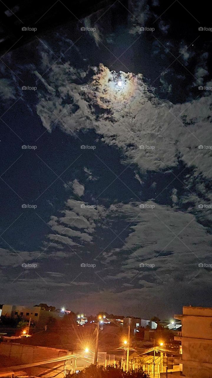 Uma noite de luar, convidativa pra sair passear, tomar uma fresca.