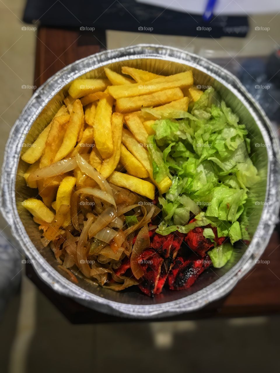 Sweet chili chicken, fried onions, lettuce and chips 