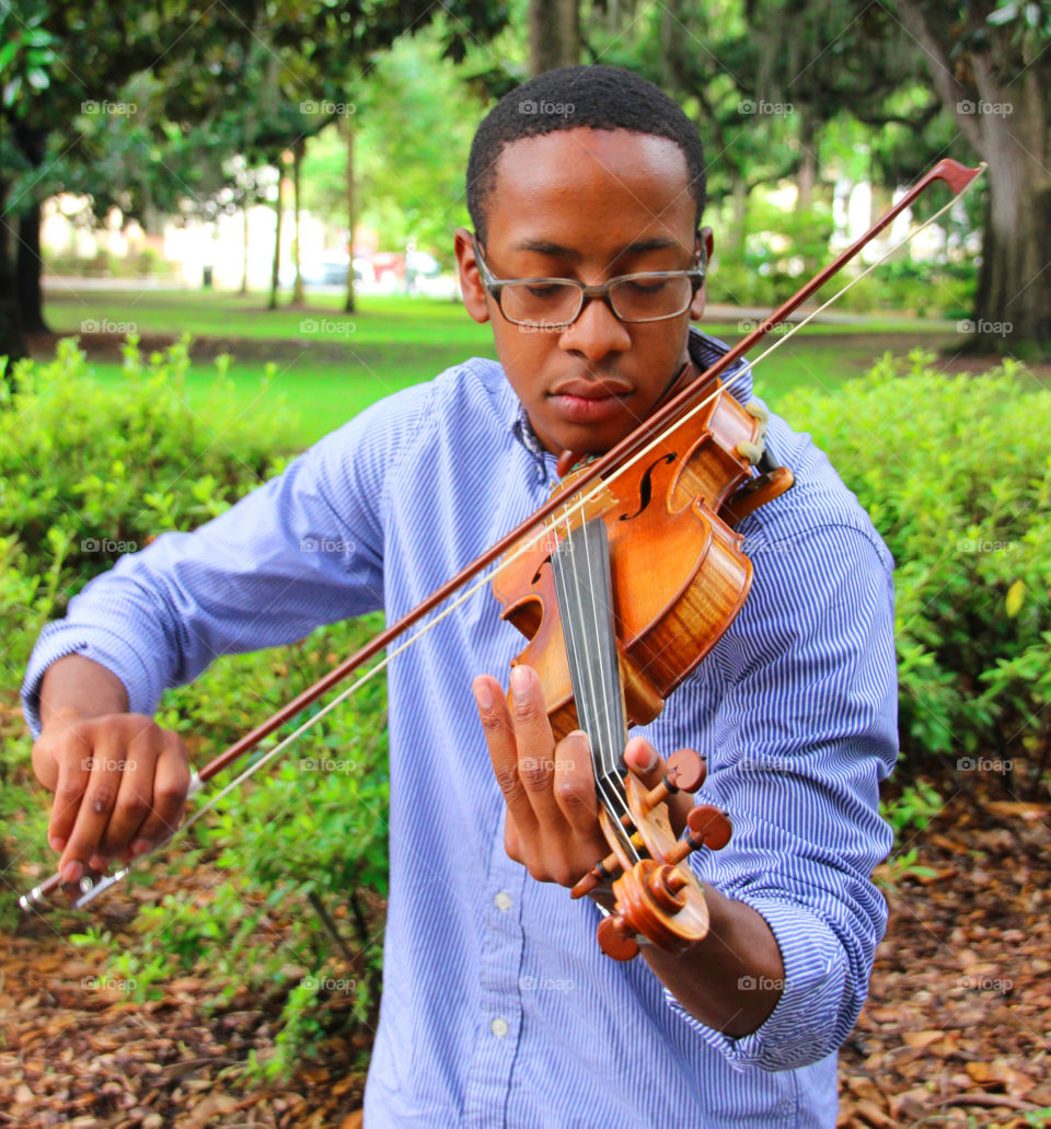 Violinist in the park in Savannah 