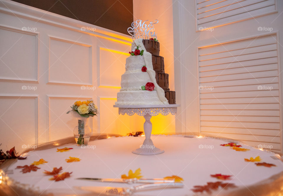 Wfour tier wedding cake with two toned desig