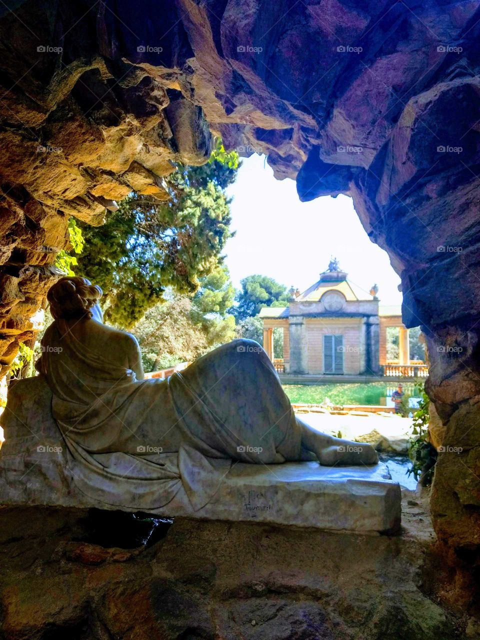 Parc del Laberint d'Horta - woman lying statue