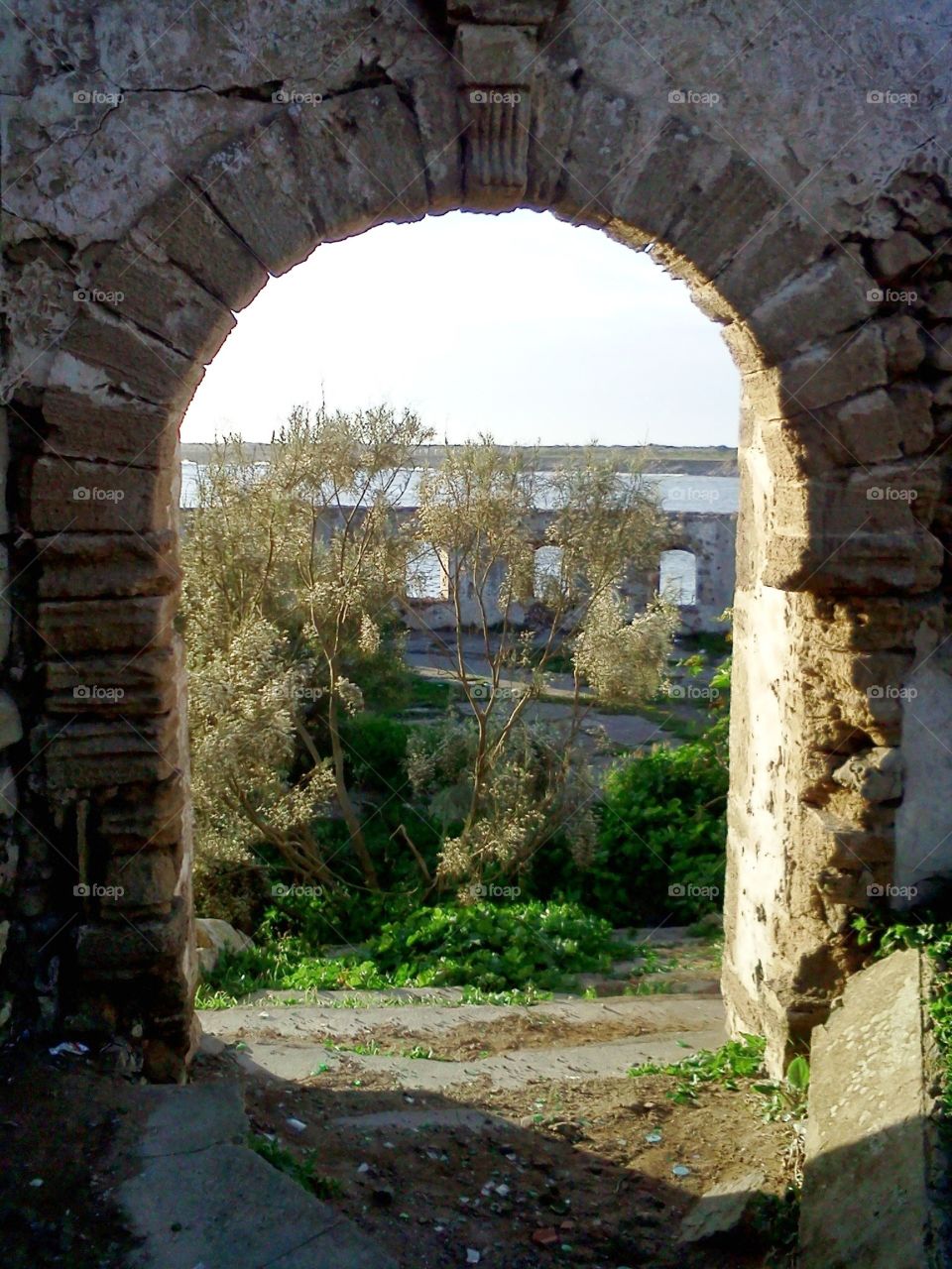 Une porte monumentale qui vers à une teresse d'un palais historique au bord de Sebou Mehdia Kenitra Maroc