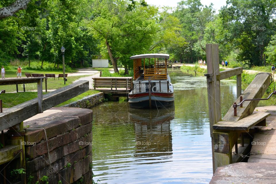 Boat going through the lock