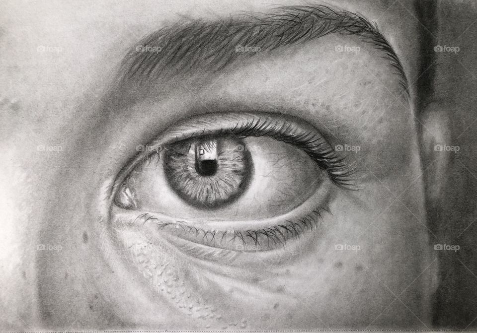 Drawing of an eye in pencil with reflection on the iris and pores around the eye.
