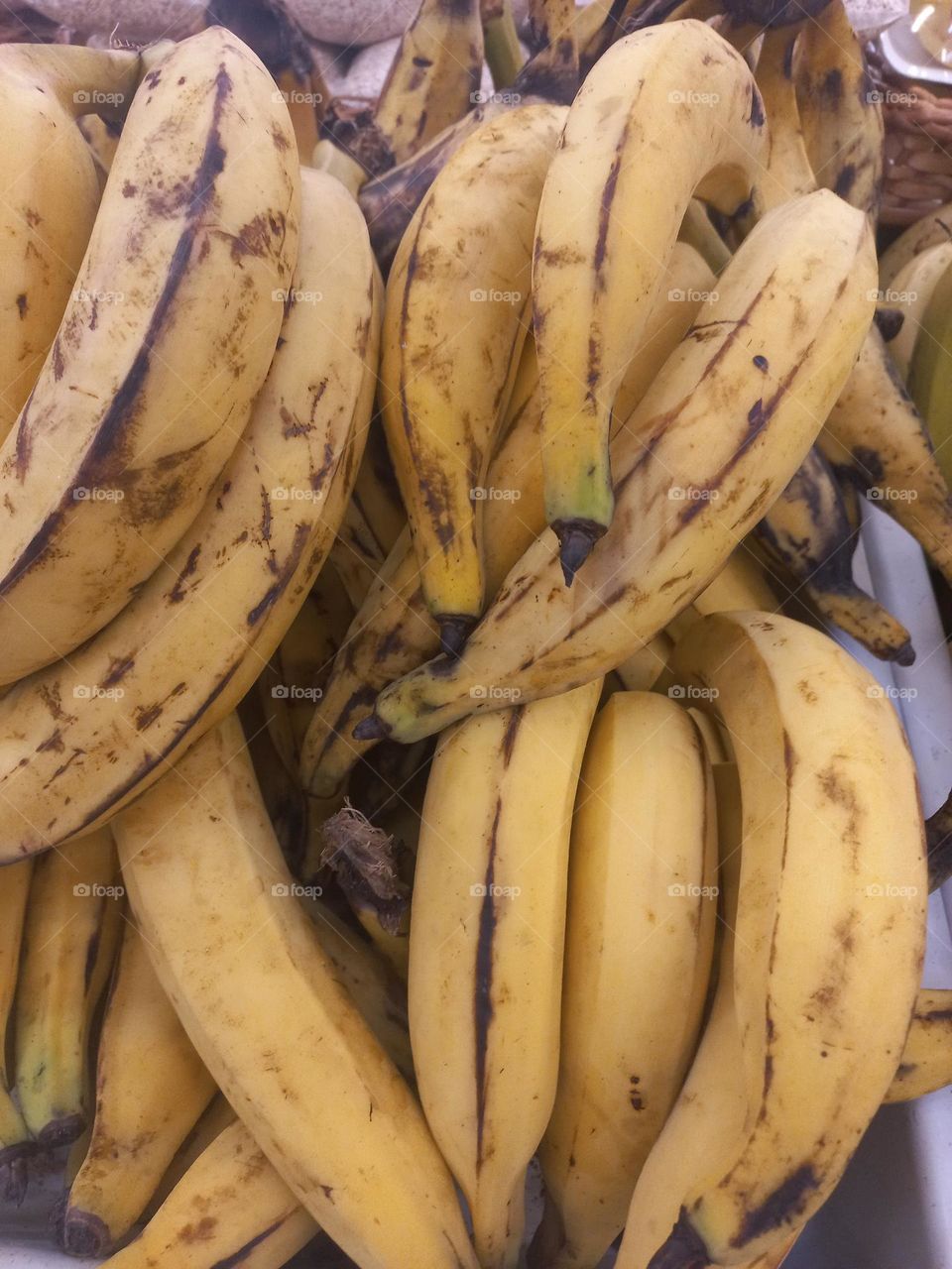 A banana -da- terra, conhecida também  como pacote, banana-comprida ou chifre de boi é uma fruta rica em amido resistente, potássio. vitaminas A, C e do complexo B