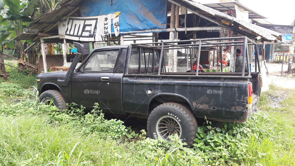 a car that has been very long not treated with the owner. I do not know how long the car was left in front of a stall. and I also do not know the car can still be in use or not. suddenly arose the desire to photograph the old car. because I think the car body looks unique and always tempts the eye to see it.
