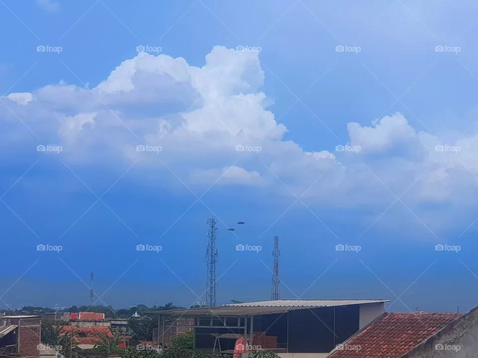 The view in the afternoon, the sky is quite cloudy, the sky looks like a blue, the clouds are bright white, and the air feels warm