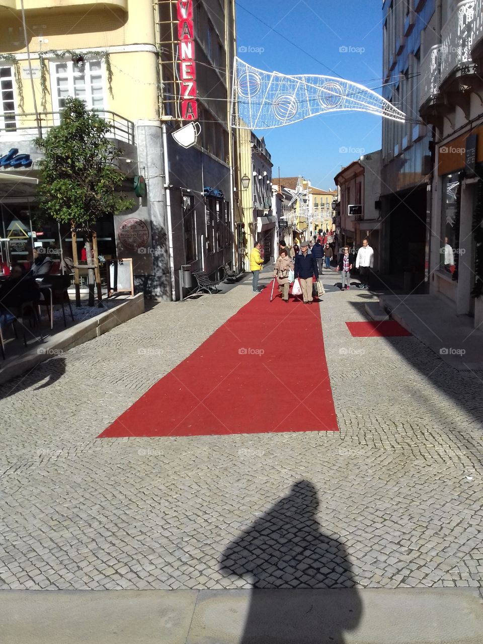 Ruas com Passadeira vermelha de Natal em Torres Vedras Portugal