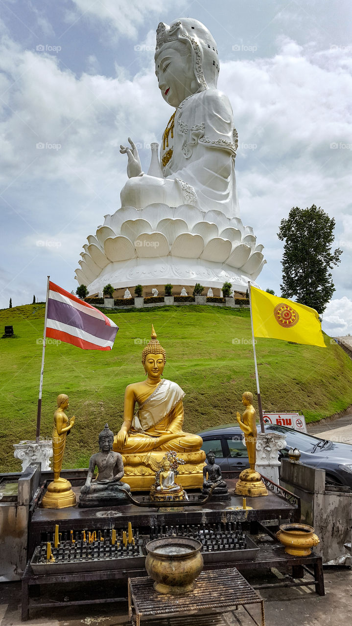 Located just over 8 km from the city of Chiang Rai is the famous Wat Huay Pla Kung and its Big White Buddha of recent construction, which makes the resort one of the main attractions that has the city next to the famous White Temple or Wat Rong Khoun and the Black House or Baan Dam Museum Built by the Thai - Chinese community of Chiang Rai, the Wat Huay Pla Kung is a typical Chinese pagoda in the shape of decagon, of 9 levels or plants crowned the last of them with a giant Wooden Buddha statue 25 m high, unique in the region. To access the Pagoda you have to climb a spectacular staircase with dragon shapes. In the same precinct, but on its other side, there is the newly built Big White Giant Buddha. To access the interior of the figure and be able to climb to its viewpoint we must take an elevator. Once in the viewpoint, the views of the city and its surroundings are simply incredible.

The entrance to the complex is free except to climb the Big Buddha. The elevator ticket is 40 bth per person. Visiting hours are from 8 am to 6 pm