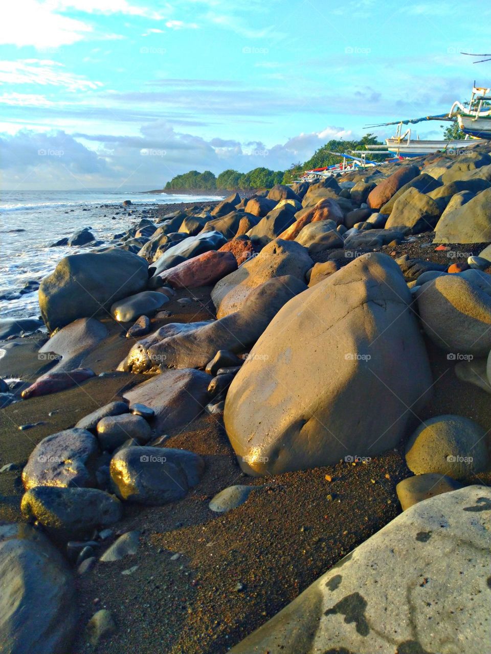 there are many beach stones on the coast of Sukasada Bali