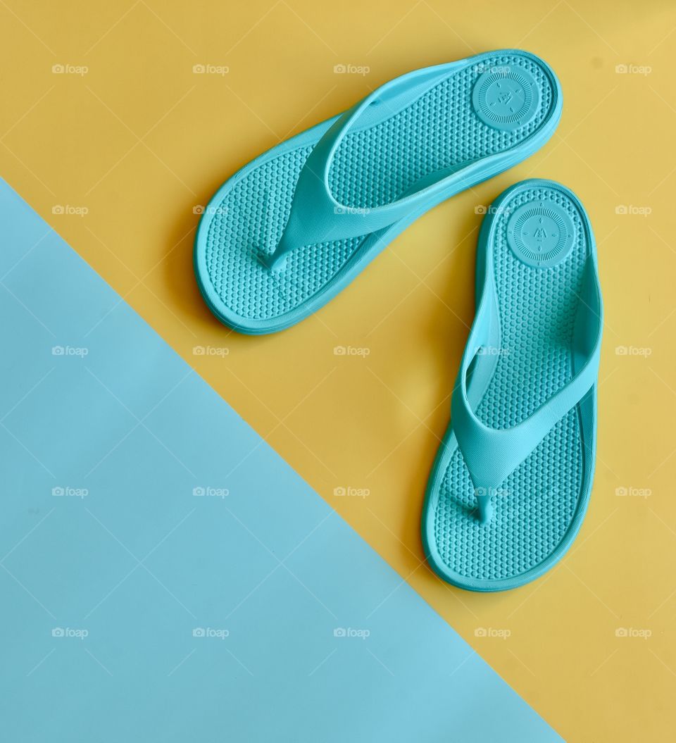 Totes flip flop sandals flat lay 