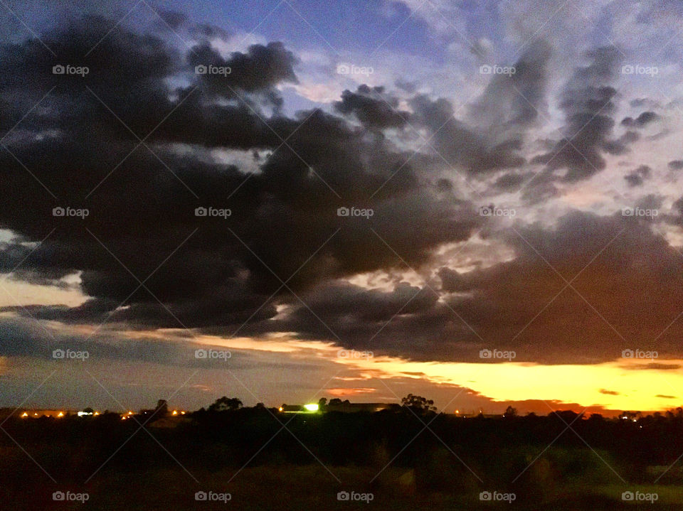 🇧🇷 A alvorada muito bonita na cidade de Jundiaí, interior do Brasil.

🇺🇸 The very beautiful dawn in the city of Jundiaí, inland Brazil.