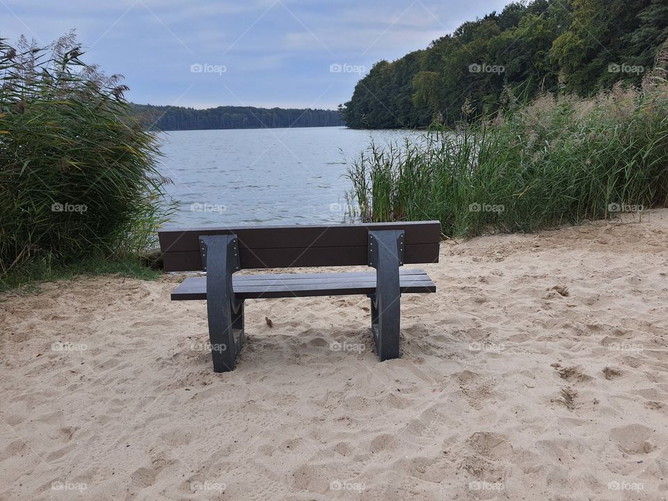einsamer Bank am Seestrand