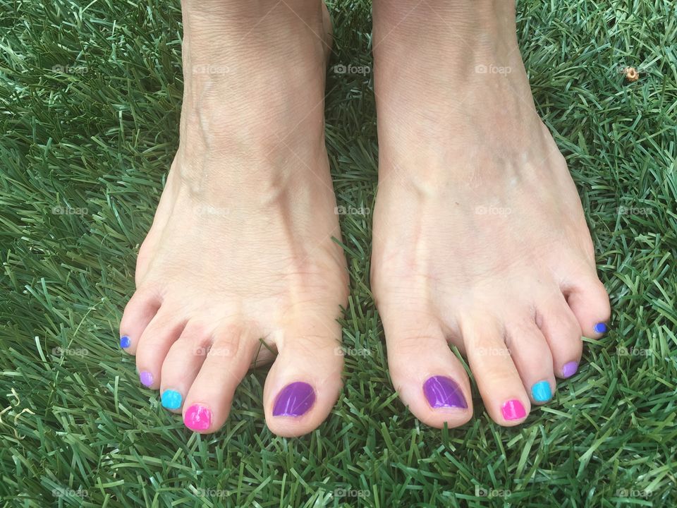 Show nails nail art standing in grass
