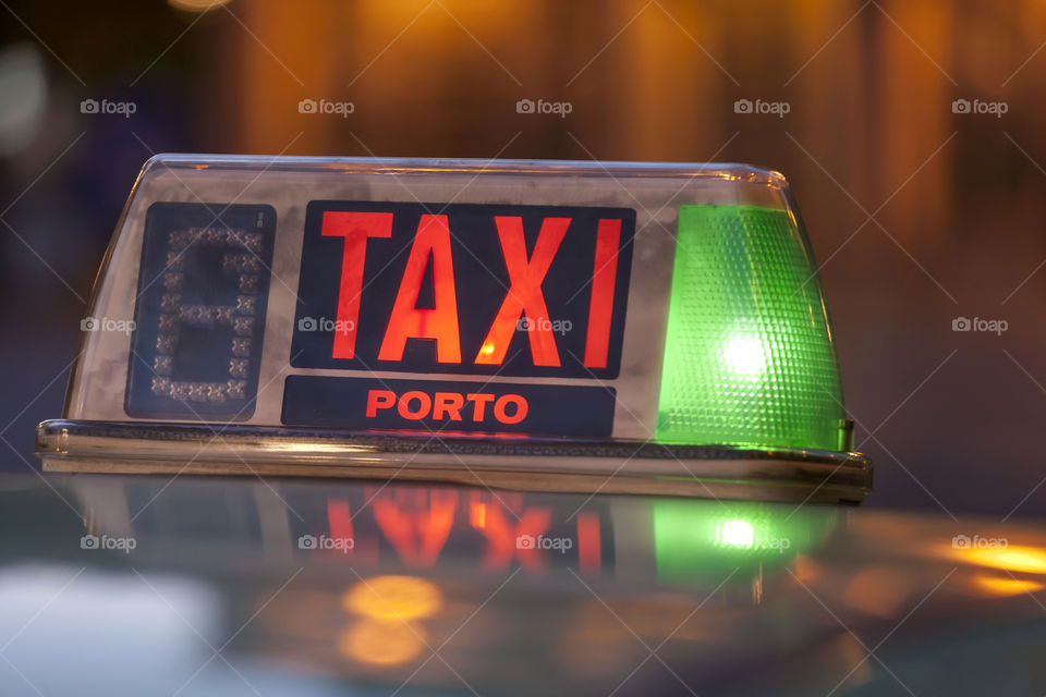 Taxi available sign in Porto, Portugal