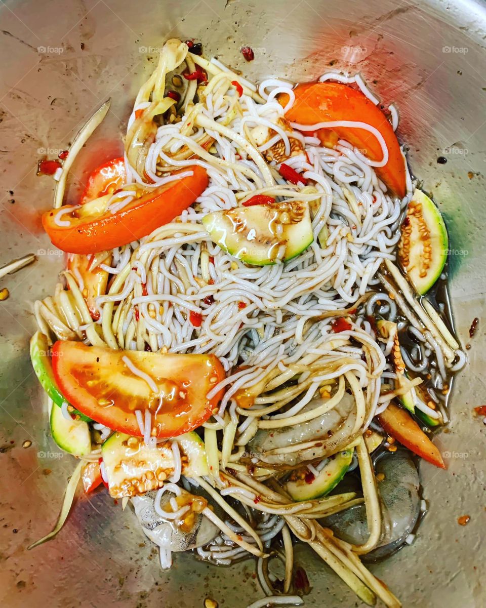 Spicy Papaya Salad & Noodle (kao poon) mix