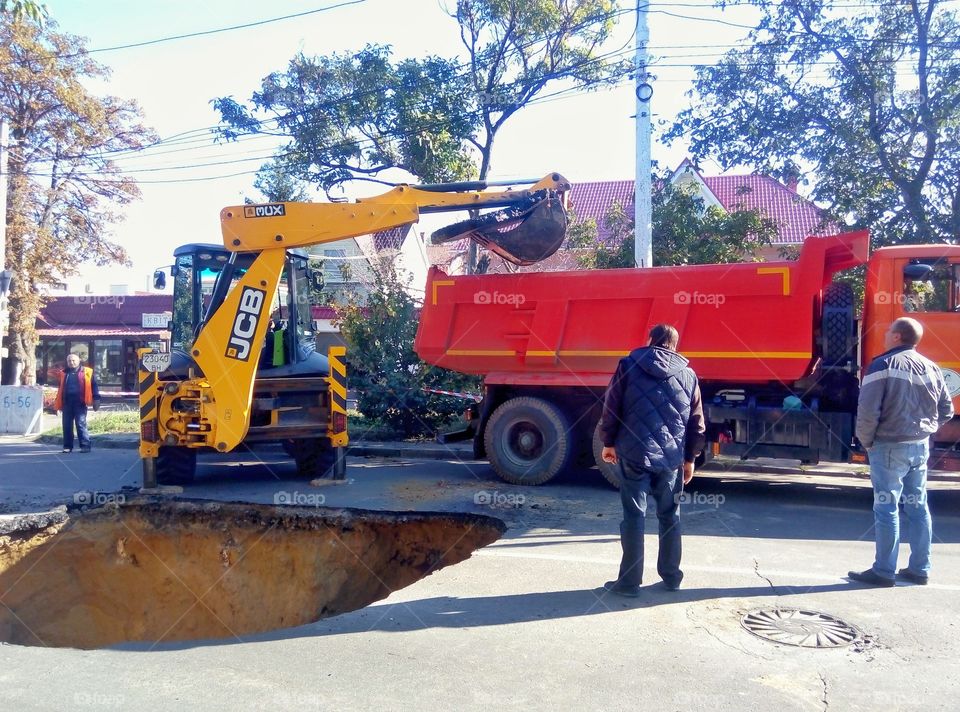 failed asphalt excavator repair work провал асфальта  на дороге экскаватор ремонтные работы