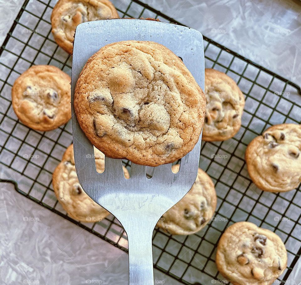 Making cookies at home, putting cookies on cooling rack, smartphone food photos, iPhone photography, chocolate chip cookies on a spatula, fresh from the oven 