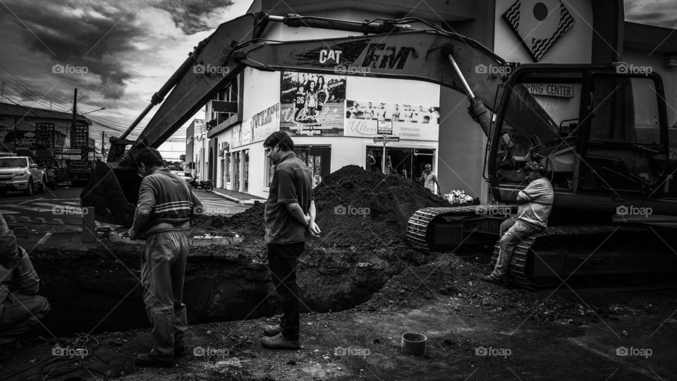 Homens e máquinas na obra.