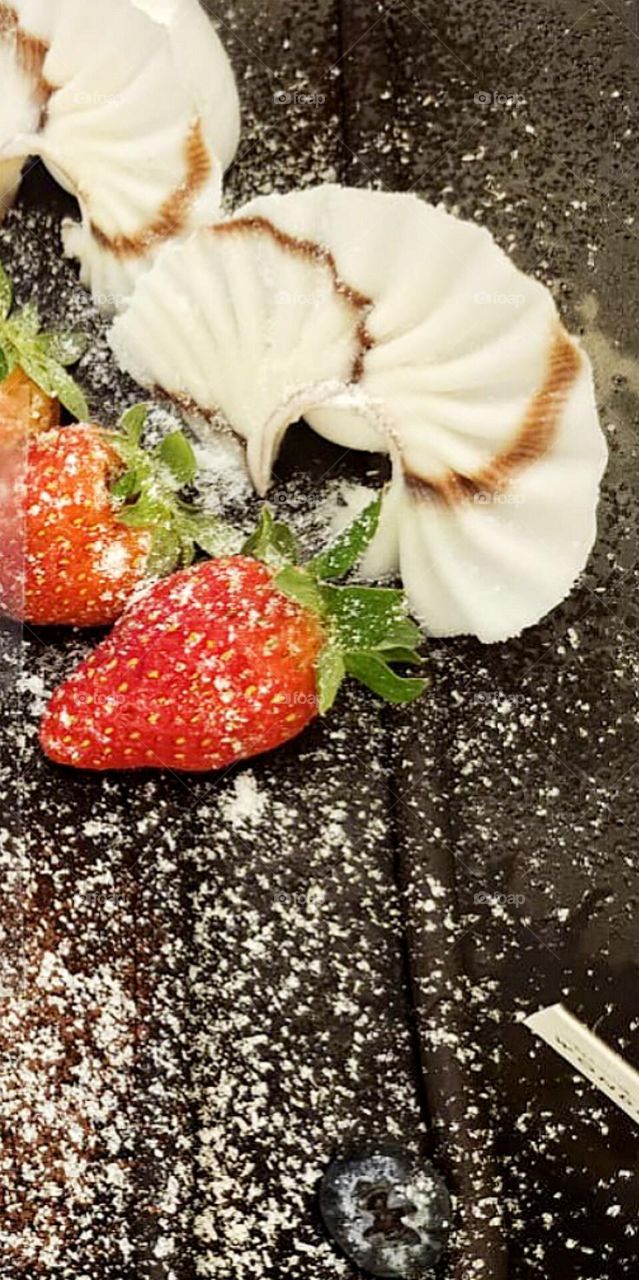 chocolate cake with strawberry 🍓