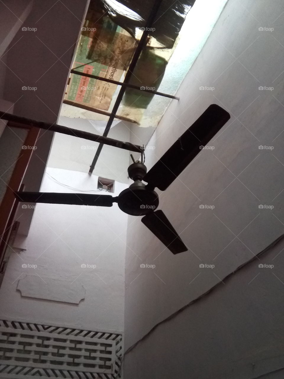 A wonderful style to instal the ceiling fan.