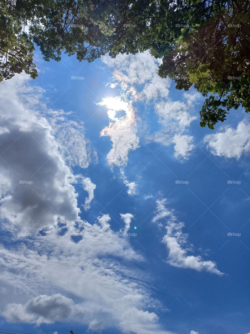 Nuvens de calor. Em dia ensolarado, a radiação solar aquece a Terra, que por sua vez, aquece o ar. Esse ar quente sobe por convecção e forma as nuvens Cumulos ou nuvens de "tempo bom", que parecem lã de algodão. Elas tem uma base plana.