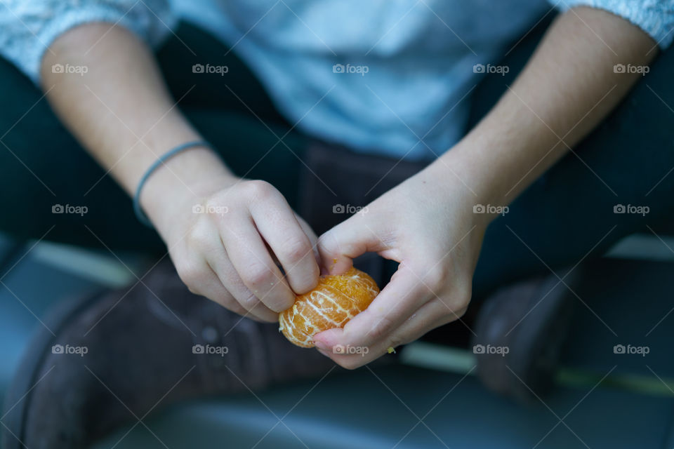 Peeling a mandarin