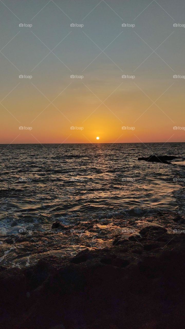 Proof that few things in life are as beautiful as sun setting over the beach🧡💙