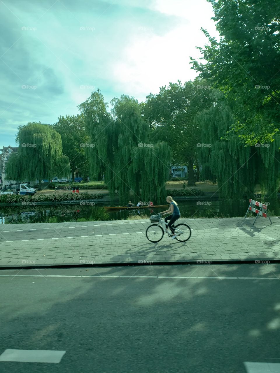 bicicleta, bote y automóvil, opciones de transporte en Amsterdam