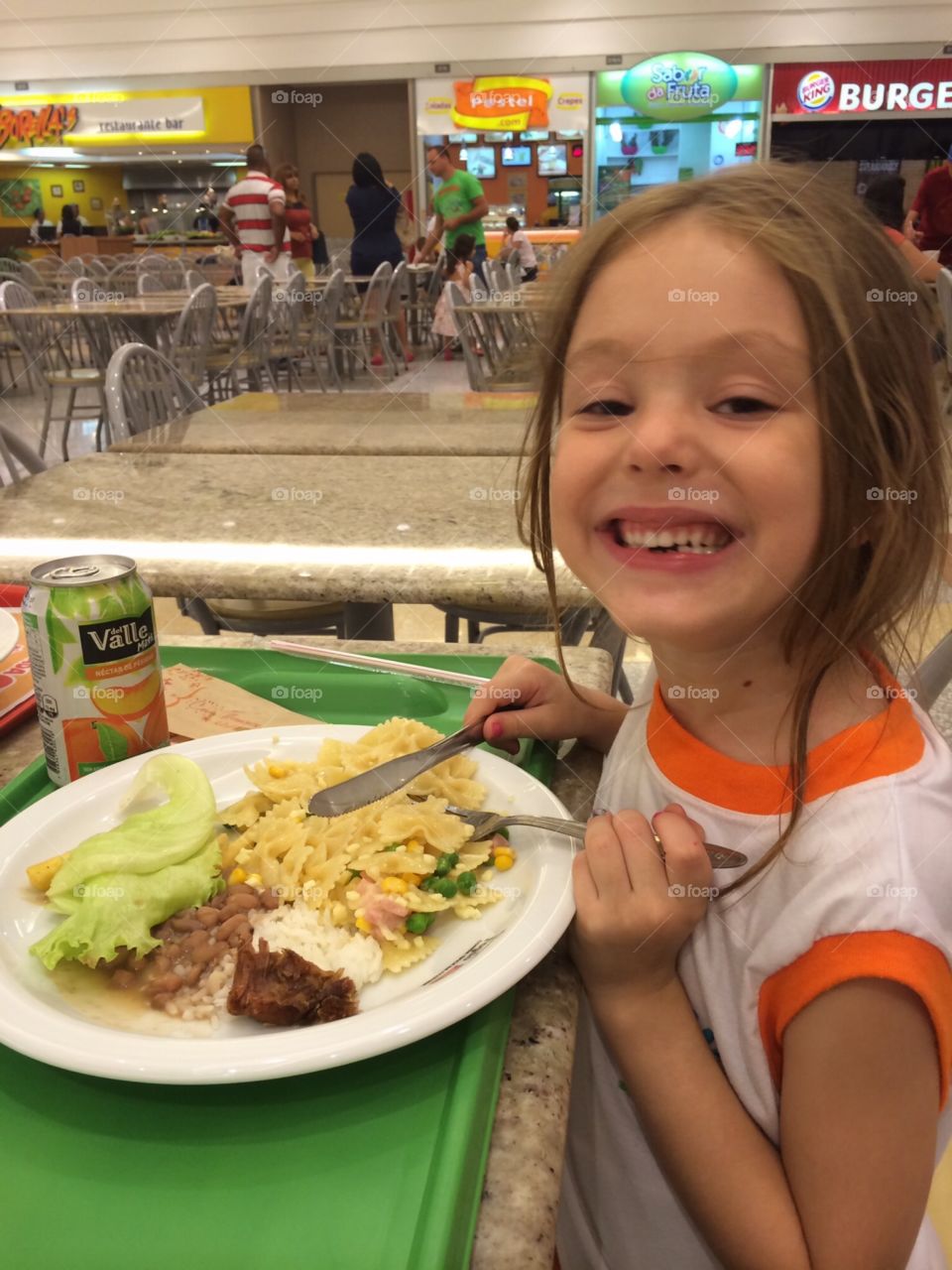 Um sorriso muito engraçadinho dessa menina tão divertida. Estão servidos para a janta?