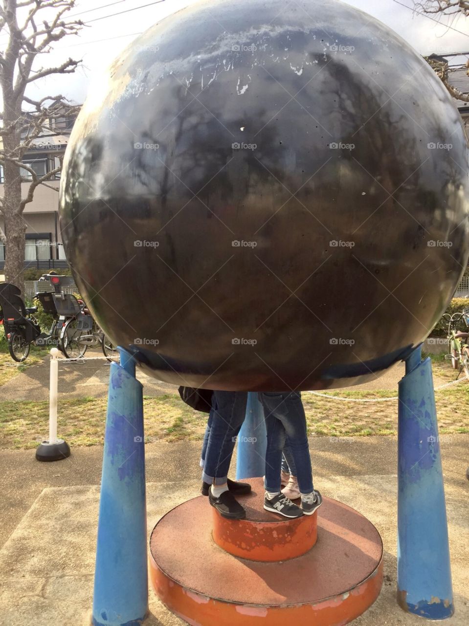 Creative playground equipment that uses tiny holes on the surface of spherical metal to indicate the location of constellations