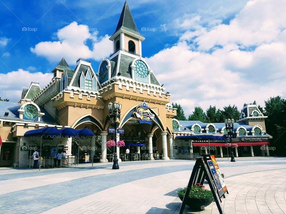 The Entrance of The World for fun In South Korea.
I Can't say the name but its one of the place where kids and family will surely have a greet days together.
