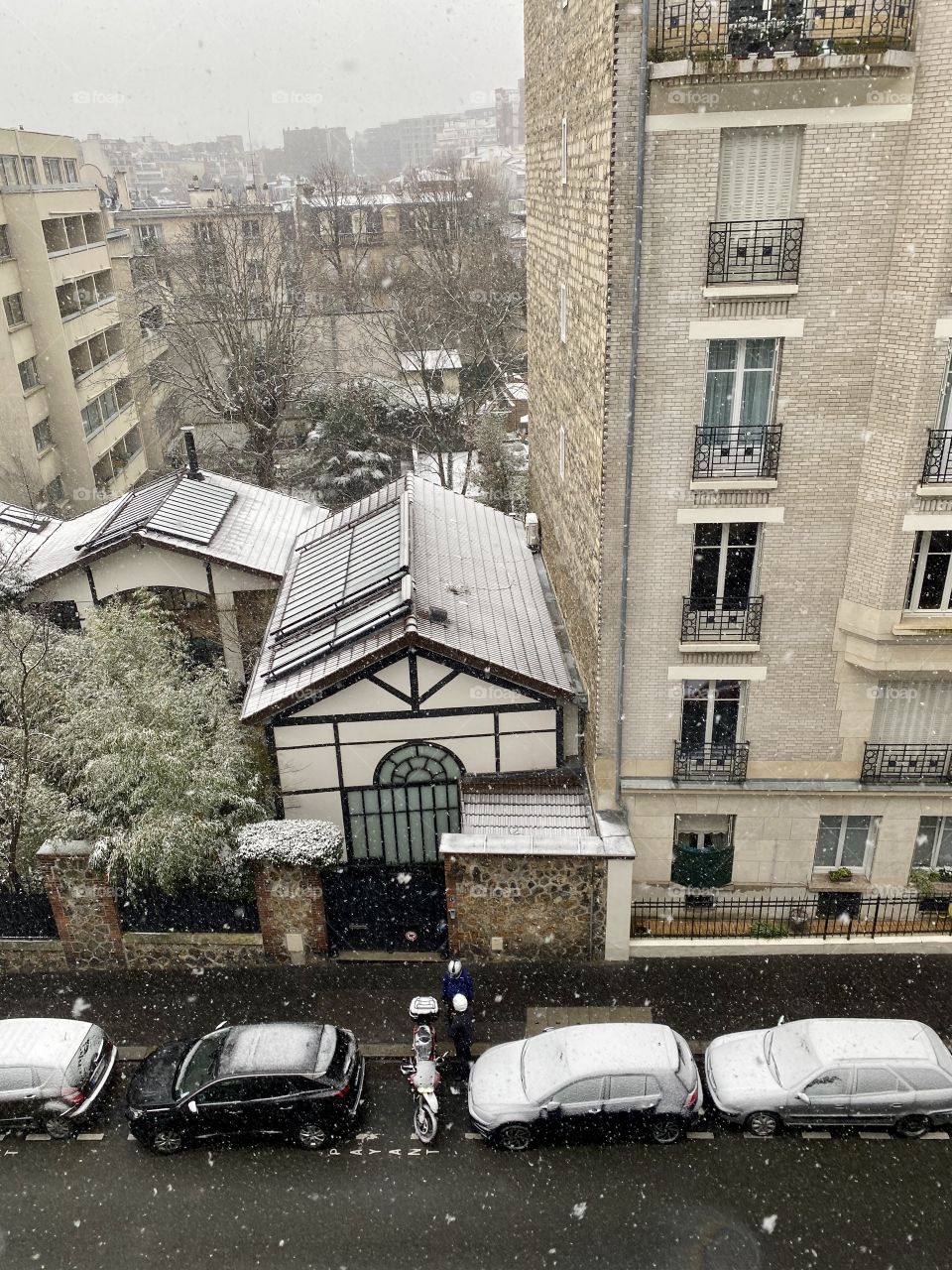 Snowing in Paris 