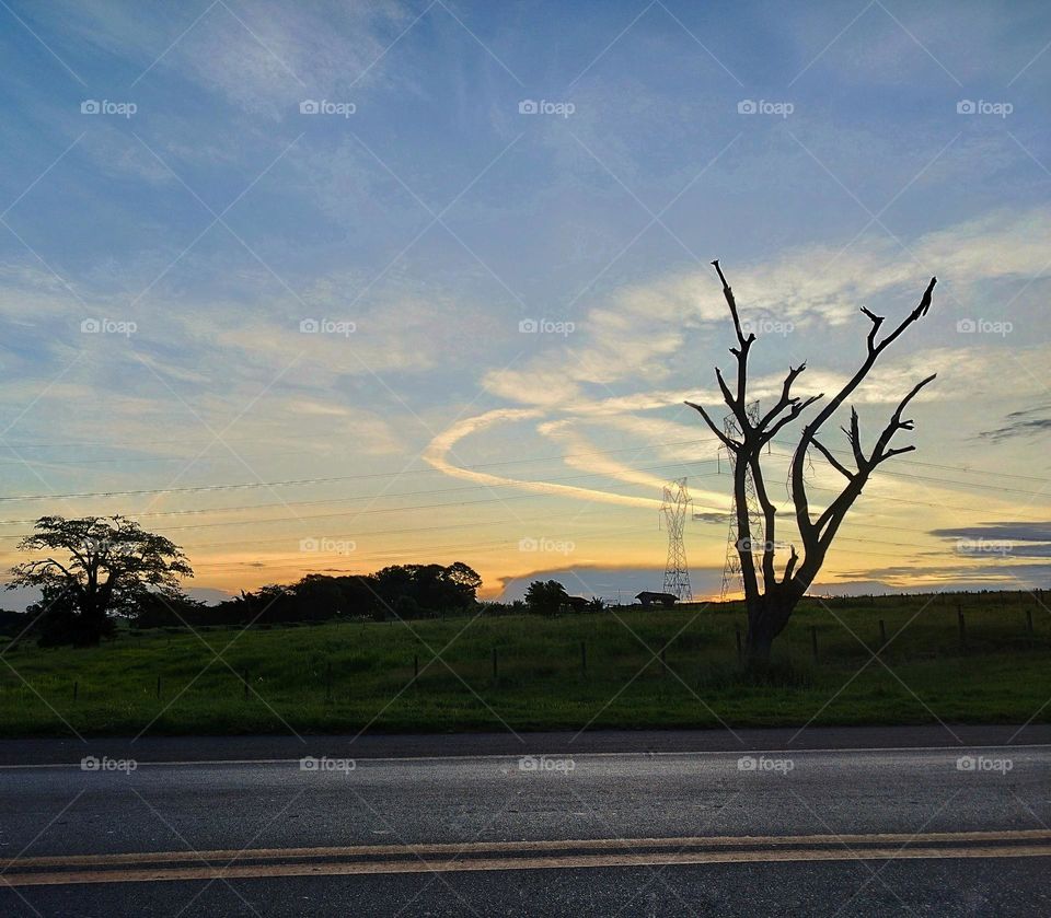 The sky causes a spectacle at each sunset seen from the road...