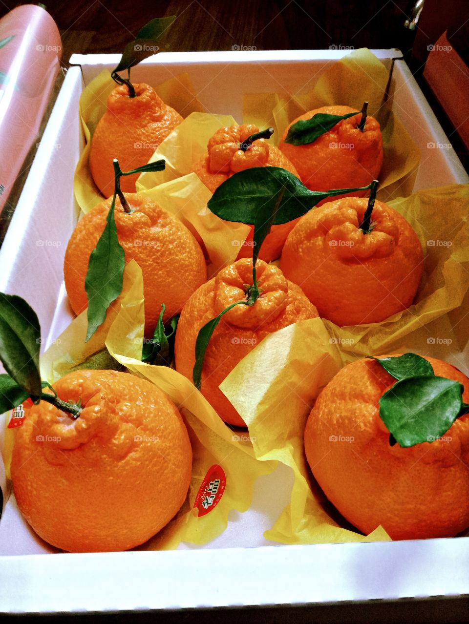 fresh oranges in the box.
its the fruits we ordered and we received it happily.
for its so much fresh than i expected and it taste really delicious.
i can recommend this to anyone.
you can try your self ๐.