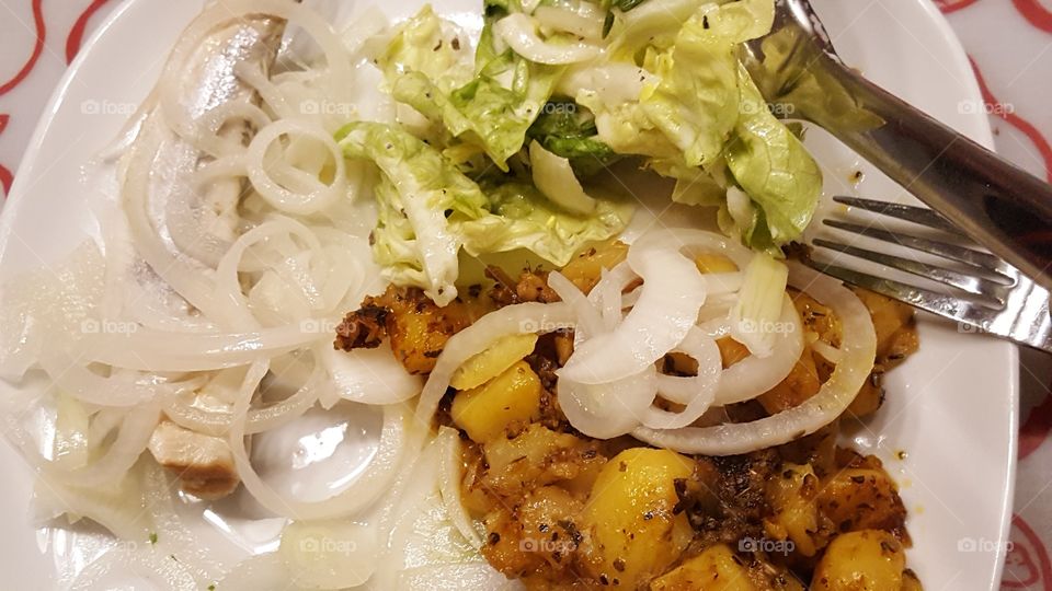 Hering mit Bratkartoffeln und Kopfsalat