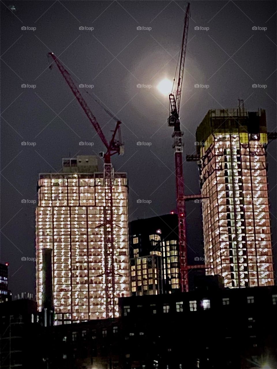 „Newtown Creek“ by the „Pulaski Bridge“ in „Long Island City“, Queens, NY has ispectacular views all around when the surrounding buildings are illuminated with electric light. 2022. Hypnotic Productions
