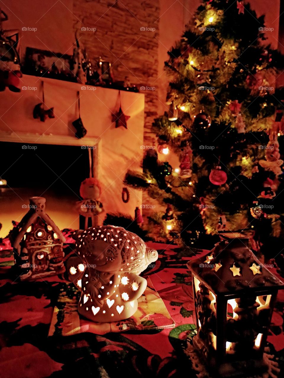 Рождественский вечер. Гирлянда. Праздник. Светильники. Ангел подсвечник