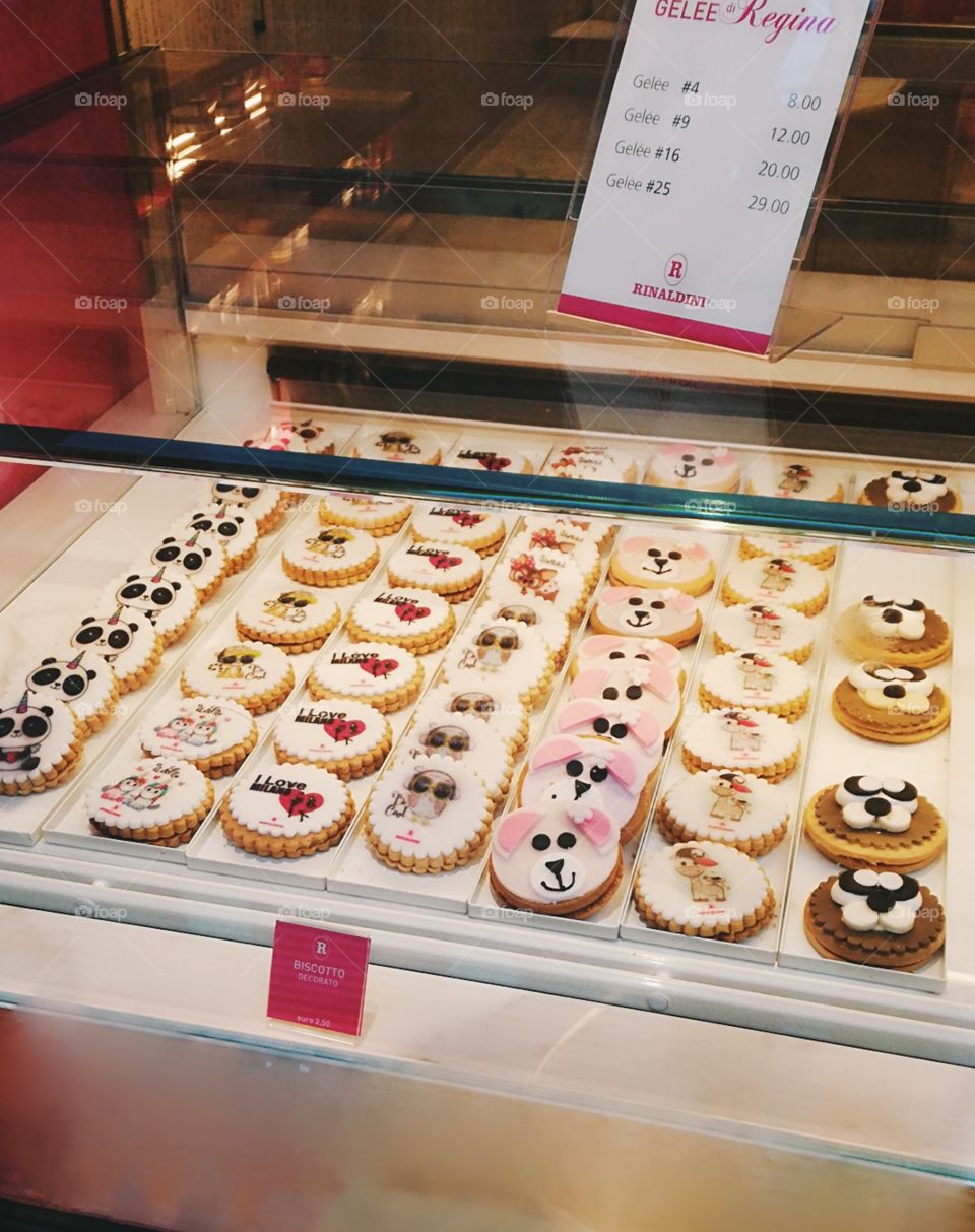 My eyes of wonder in front of these cute biscuits that were exposed in a nice bakery in the center of Milano.