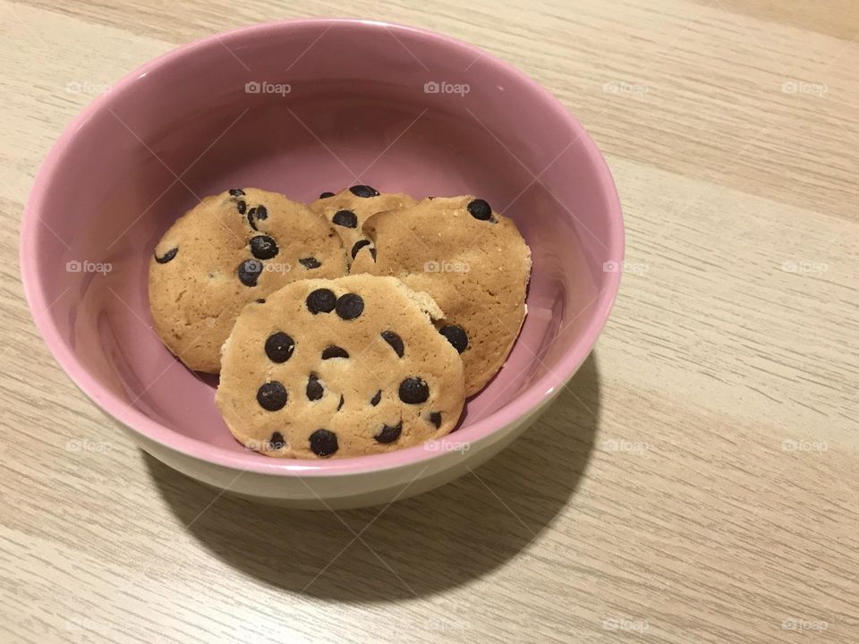 Chocolate chip cookies in a pink bowl