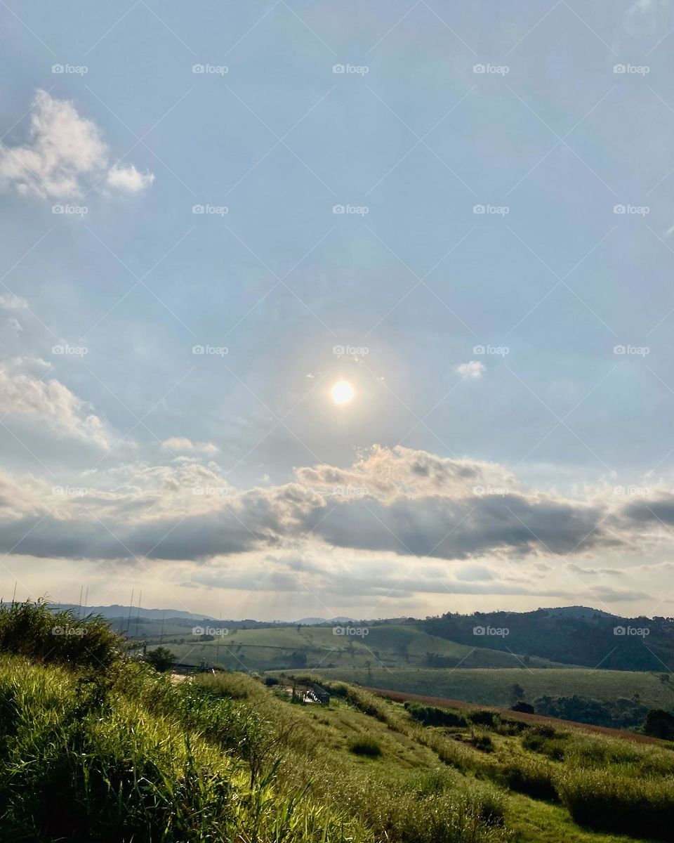 Transitando entre Bragança Paulista e Jundiaí, não resisti e parei para registrar esse bonito sol das 16h em Itatiba.
Uma pintura da natureza que vale a pena clicar e eternizar numa imagem!