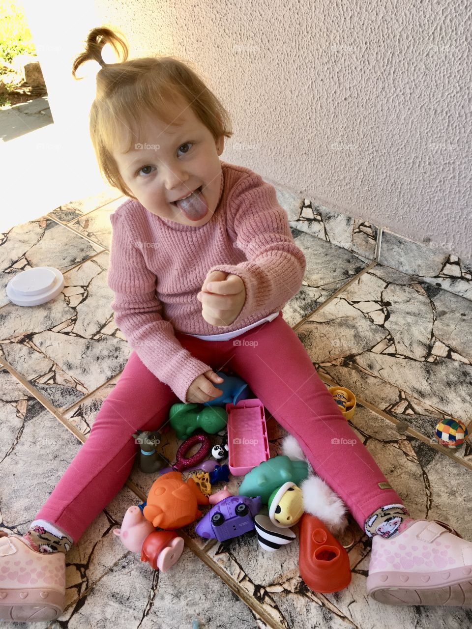 ‪Quando o excesso de chocolate branco passa a ser preocupação, quando os brinquedos e a bagunça saem do controle, quando as maluquices não cessam... é sinal que a mamãe irá puxar a orelha do papai!‬
‪❤️‬
‪#amor #carinho #PaiDeMeninas #homework ‬