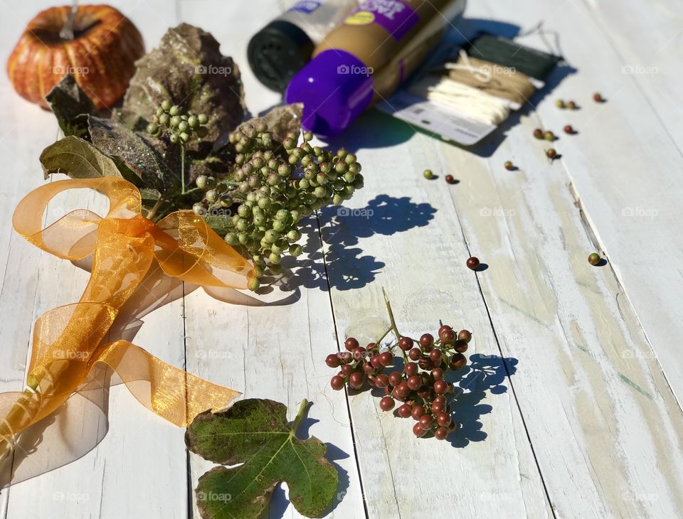 Gorgeous Table Centerpiece Using Fig Leaves 