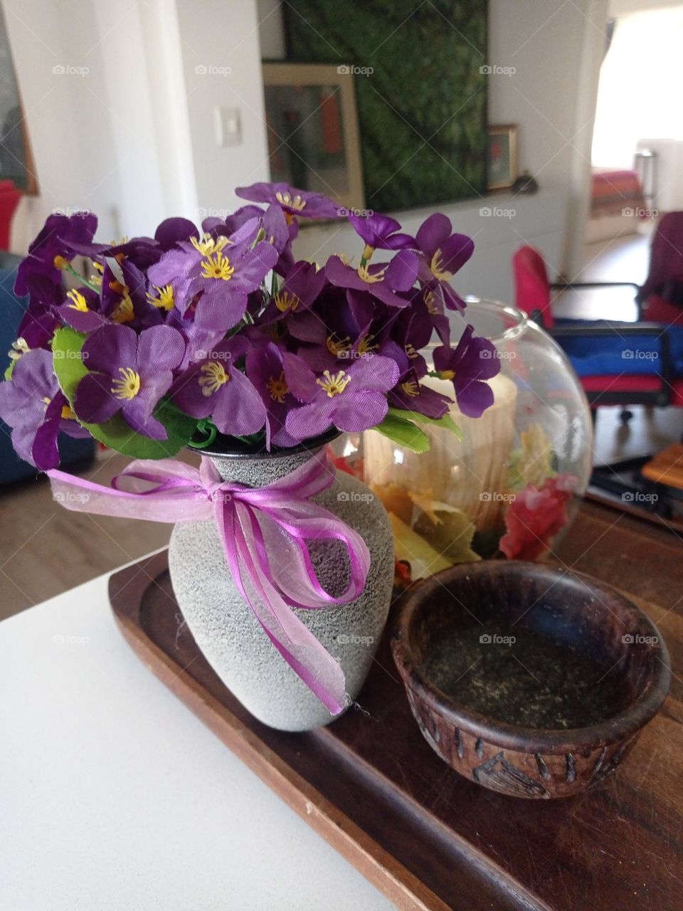 Gray vase and purple flowers / Florero gris y flores lila