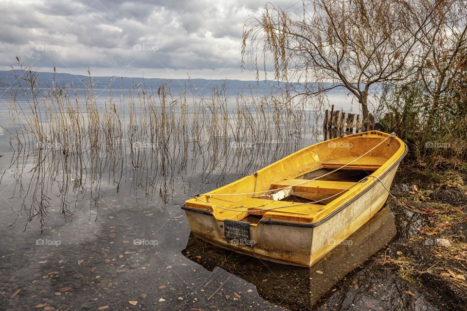 una barca in mezzo al lago