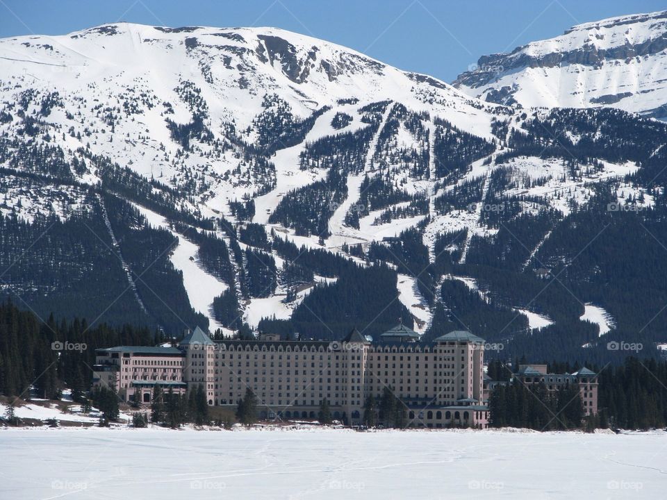Rockie mountains and Chateau Lake Louise . 