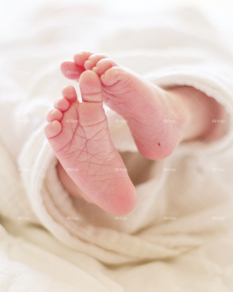 Newborn feet with a perfect freckle 